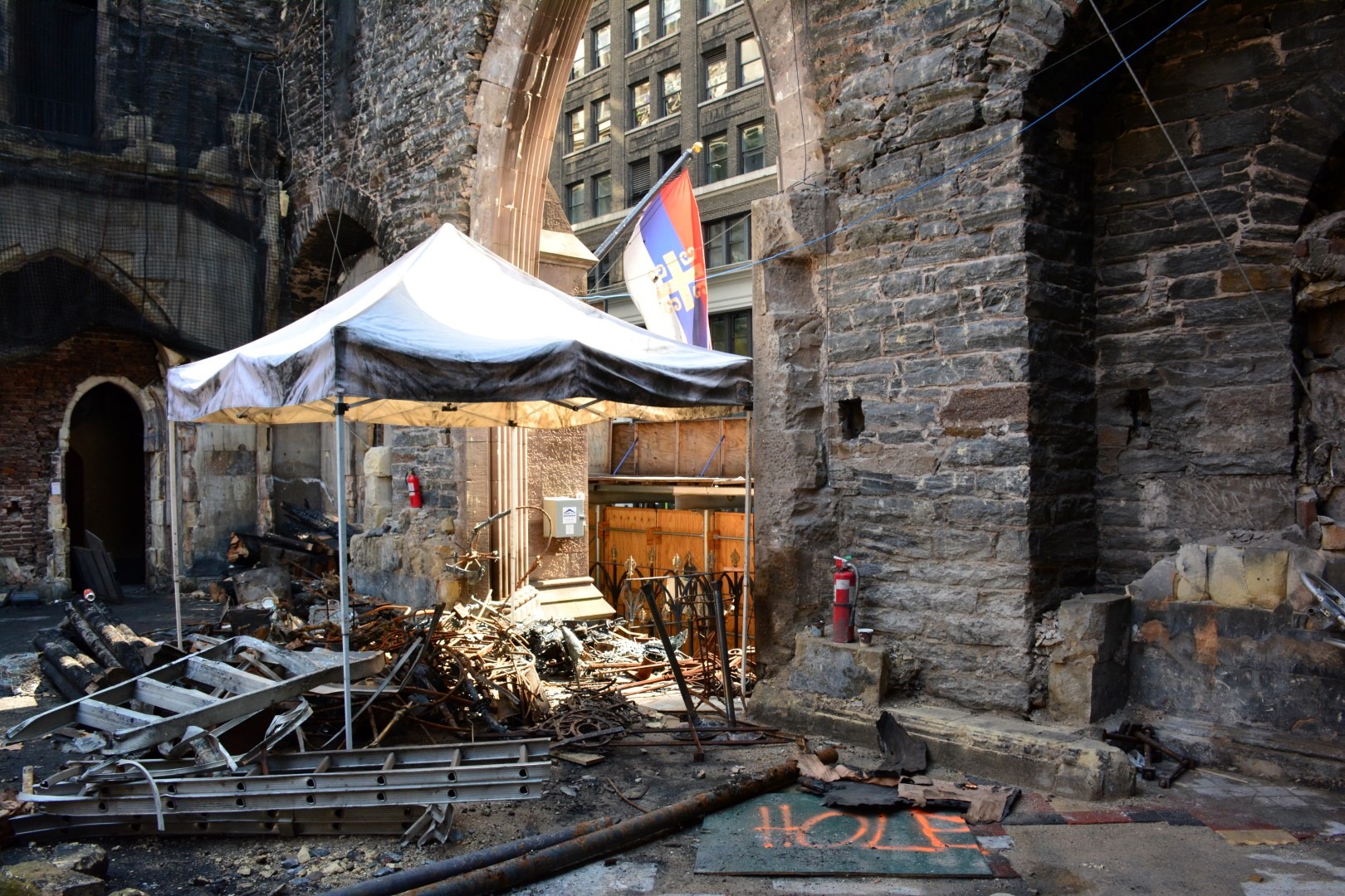 Пре и после: Реновирање цркве отпочело је рашчишћавањем шута